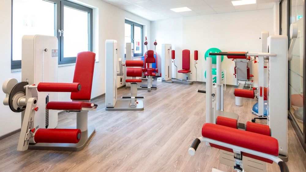 Trainingsraum mit verschiedenen Geräten